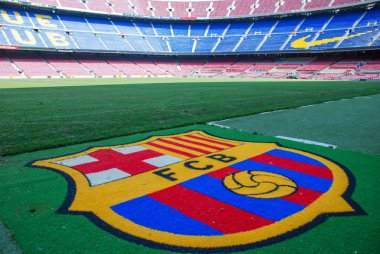 Barcelona, İspanya - Temmuz 2013: Nou Kampı stadyum sahasında Fc Barcelona logosu.