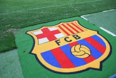 Barcelona, İspanya - Temmuz 2013: Nou Kampı stadyum sahasında Fc Barcelona logosu.
