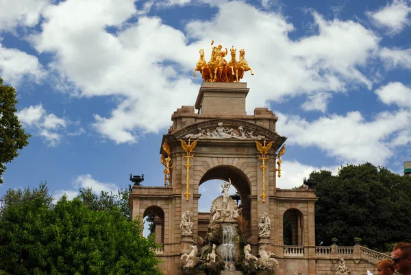 Gebäude Mit Stuck Und Statuen Vor Blauem Himmel Und Weißen — Stockfoto