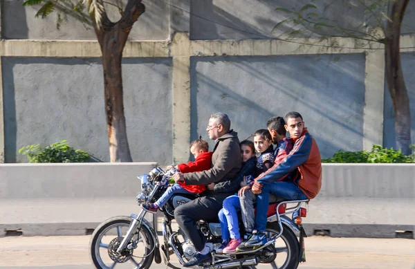 Каир Египет Декабрь 2015 Отец Пятеро Детей Опасно Путешествуют Мотоцикле — стоковое фото