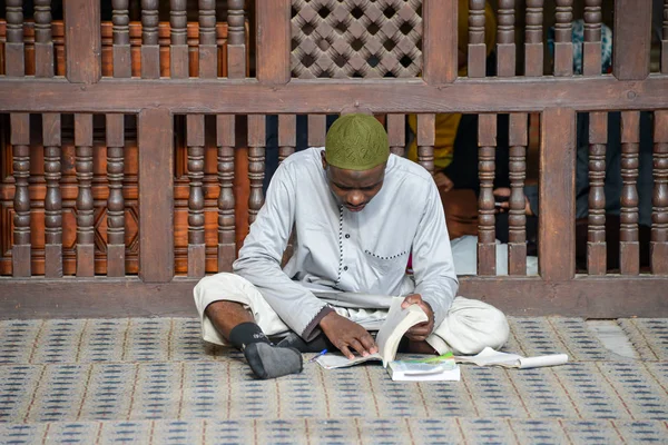 Cairo Egipto Diciembre 2015 Hombre Leyendo Libro Patio Mezquita —  Fotos de Stock