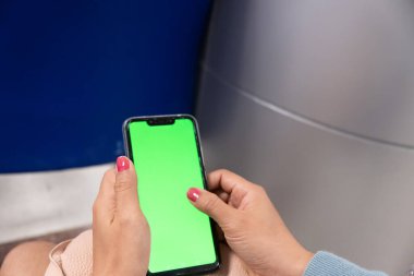 Taylandlı kız havaalanında mesaj atıyor..