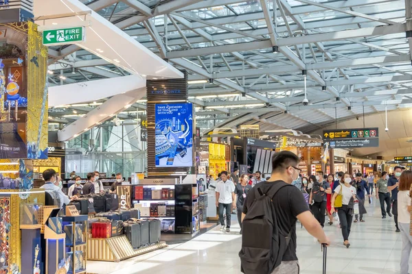2020年3月4日 バンコクのスワンナプーム空港 空港の人々 武漢からの観光客は 中国旅行は ウイルス Covid 19の危険性のために衛生マスクを着用 ストック画像
