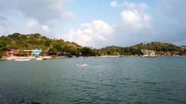 Tayland Körfezi 'ndeki Tayland Koh Tao Adaları. Yuvarlanan bulutlarla dolu bir gün. Hareket süresi aşımı