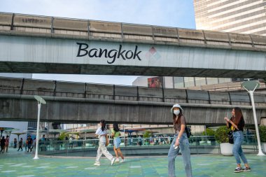 Bangkok, Tayland - Şubat 2020: Bangkok Tayland 'da virüs salgını sırasında Coronavirus' u, Covid 19 virüsünü koruyan koruyucu maske. Ulusal Stadyum BTS istasyonunun BTS Skywalk MBK Merkezi