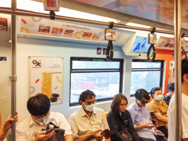 Bangkok, Tayland - Şubat 2020: Bangkok Tayland 'daki virüs salgını sırasında Coronavirus, Covid 19 virüsünü korumak için koruyucu maske takıyorlar. Metroda ya da BTS gökyüzü treninde maske takanlar.
