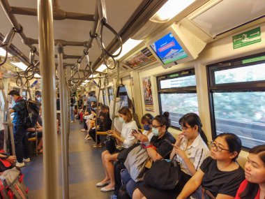Bangkok, Tayland - Şubat 2020: Bangkok Tayland 'daki virüs salgını sırasında Coronavirus, Covid 19 virüsünü korumak için koruyucu maske takıyorlar. Metroda ya da BTS gökyüzü treninde maske takanlar.