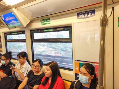 Bangkok, Tayland - Şubat 2020: Bangkok Tayland 'daki virüs salgını sırasında Coronavirus, Covid 19 virüsünü korumak için koruyucu maske takıyorlar. Metroda ya da BTS gökyüzü treninde maske takanlar.