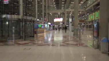 Bangkok, Tayland, Mart 2020: Coronavirüs salgını nedeniyle Suvarnabhumi Uluslararası Havalimanı çok sessiz. Havaalanı terminalinde maske takanlar.