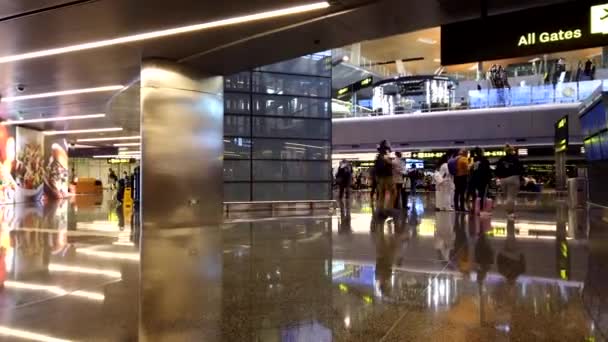 哈玛德机场 Doha Qatar Circa 2020年3月 哈马德国际机场主要大厅在繁忙的一天内的运行中断 — 图库视频影像