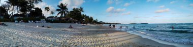 KOH SAMUI, THAILAND - Şubat 2020: Koh Samui, Tayland 'daki Chaweng Sahilinde Panoramik Manzara. İnsanlar Koh Samui 'deki Chaweng plajında güneşleniyor.