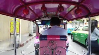 Bangkok, Tayland, Mart 2020: Tuk Tuk 'ta, Khaosan' dan Fay Havaalanı tren istasyonuna giden Hiper sapma videosu