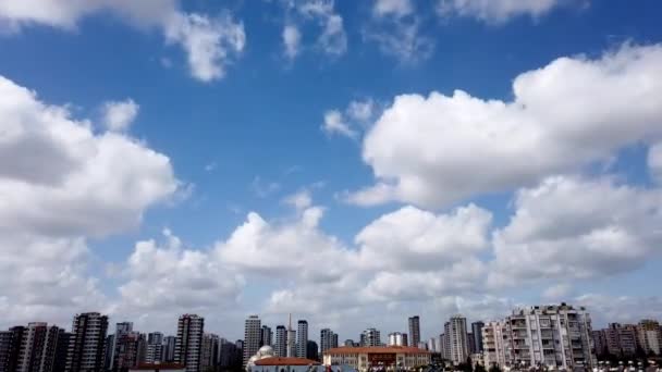 Dairenin Çatıları Bulutlar Zaman Aşımı Videosu Bulutlarla Kaplı Güzel Mavi — Stok video