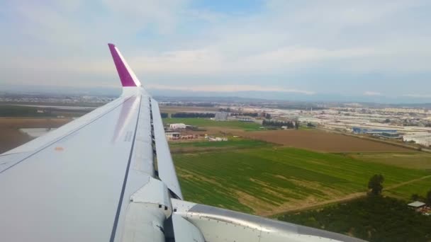 アダナ市の上空を飛ぶ飛行機の翼の上に美しい景色 着陸の準備 — ストック動画