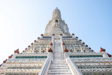Mavi gökyüzünde Wat Arun tapınağı. Wat Arun, Tayland 'ın Bangkok şehrinde bir Budist tapınağıdır..