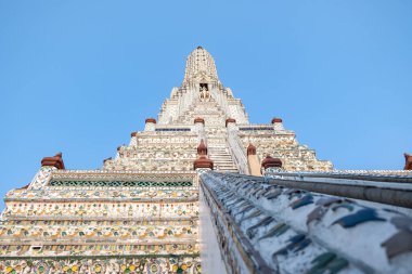 Mavi gökyüzünde Wat Arun tapınağı. Wat Arun, Tayland 'ın Bangkok şehrinde bir Budist tapınağıdır..