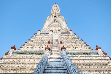 Mavi gökyüzünde Wat Arun tapınağı. Wat Arun, Tayland 'ın Bangkok şehrinde bir Budist tapınağıdır..