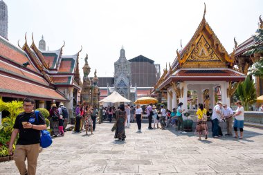 Bangkok, Tayland - Şubat 2020: Birçok turist Wat Phra Kaew 'in mimarisini görmeye gelir. Zümrüt Buddha Tapınağı Bangkok 'un en ünlü turistik yerlerinden biridir..
