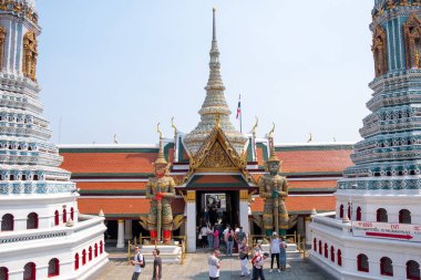 Bangkok, Tayland - Şubat 2020: Birçok turist Wat Phra Kaew 'in mimarisini görmeye gelir. Zümrüt Buddha Tapınağı Bangkok 'un en ünlü turistik yerlerinden biridir..