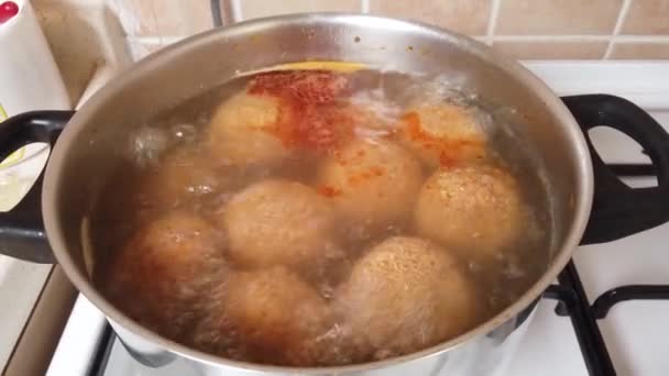 传统的土耳其食品 填充肉丸子 土耳其语称为 Icli Kofte 煮在锅里 — 图库视频影像