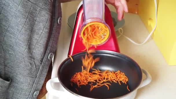 Медленное Движение Снимка Женщины Режущей Морковь Электрической Теркой Кухне — стоковое видео