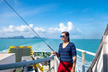 Feribottaki kadın. Taylandlı kadın feribotla seyahat ediyor..