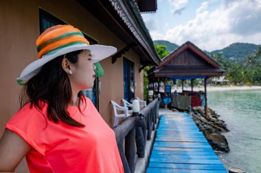 Sahildeki güzel Asyalı kız. Taylandlı kadın, turkuaz denizde. Tatil sırasında açık denizde. Tayland 'daki doğal okyanusta..