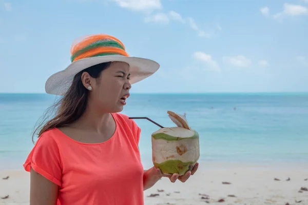 Słodkie Azji Dziewczyna Śmieszne Twarzy Plaży Tajska Pani Picie Wody — Zdjęcie stockowe