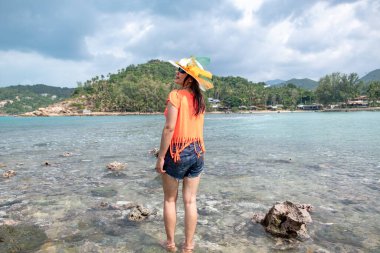 Portre genç, güzel Taylandlı bayan. Gülümse ve mutlu bir şekilde sahilde, deniz ve okyanusta tatil tatili için seyahat et.