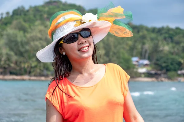 Retrato Bonito Jovem Tailandês Senhora Andar Sorriso Feliz Praia Mar — Fotografia de Stock