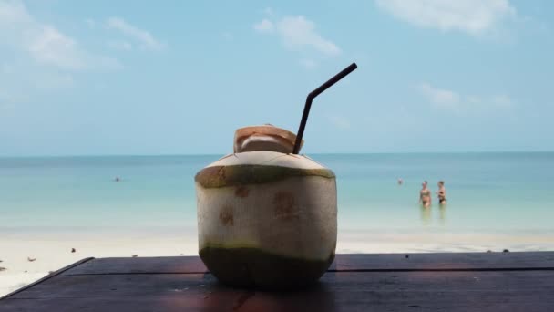 热带海滩木制桌子上的新鲜泰国椰子鸡尾酒 旅行度假的概念 泰国普吉 — 图库视频影像