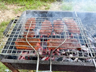 Izgarada leziz ızgara et. Mangalda Türk sosisi 