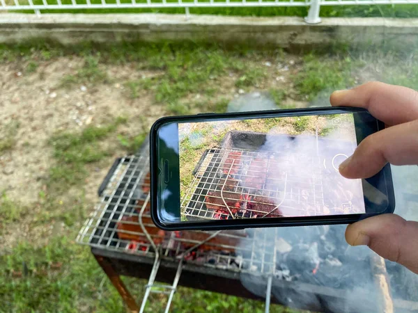 Homem Tirar Uma Foto Churrasco Com Telemóvel Deliciosa Carne Grelhada — Fotografia de Stock