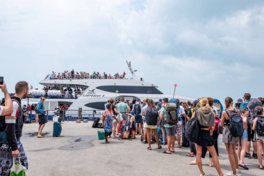 Ko Pha Ngan, THAILAND - Şubat 2020: Lomthe yüksek hızlı katamaran Koh Samui adasından gelişi, Lomthe, Tayland Körfezi 'ndeki feribot şirketlerinden biridir.