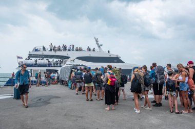 Ko Pha Ngan, THAILAND - Şubat 2020: Lomthe yüksek hızlı katamaran Koh Samui adasından gelişi, Lomthe, Tayland Körfezi 'ndeki feribot şirketlerinden biridir.