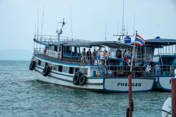 Pha Ngan Tajlandia Luty 2020 Tropikalny Pomost Wyspie Turystami Łodzią — Zdjęcie stockowe