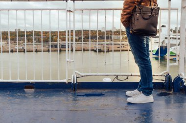 Baltık ülkelerinin etrafındaki feribot gemisinde erkek bacaklar.