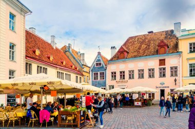 Tallinn 'in merkezinde bir kafe. Avrupa 'yı gezen turistler.