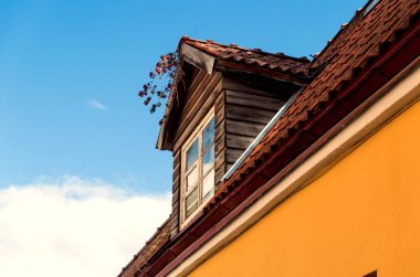 Estonya, Tallinn caddesinde eski bir gable ve bir evin çatısı