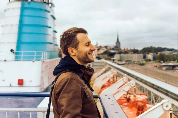 Een Toerist Lacht Gelukkig Aan Boord Van Het Schip Tijdens — Stockfoto