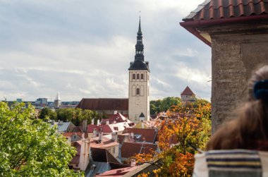 Güneşin altında Tallinn eski kasaba manzarası. 