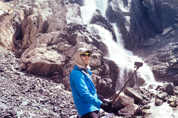 Счастливый Турист Делает Селфи Водопада Горах — стоковое фото