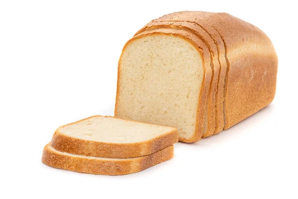 Beyaz arka planda ekmek dilimleri olan beyaz ekmek. — Stok fotoğraf