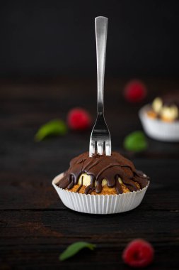 Çatallı ahududulu çikolatalı kek.