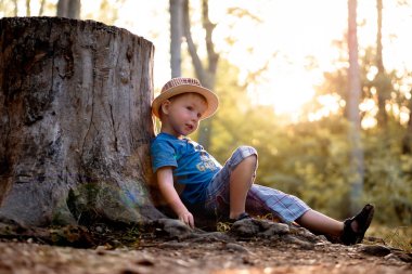 Oğlum Konstantin açık havada.