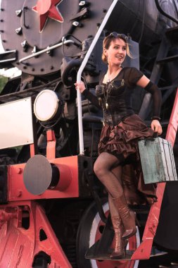 Nadya trenin yanında..