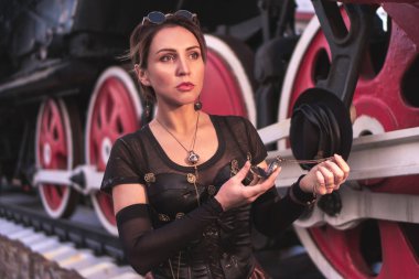 Nadya trenin yanında..