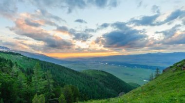 Dağ günbatımı güzel bulutlu gökyüzü Bukhtarma Vadisi ile Timelapse
