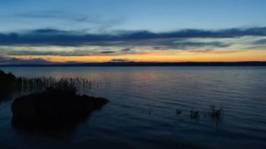 Timelapse ile Bukhtarma rezervuar üzerinde güzel bulutlu gökyüzü günbatımı