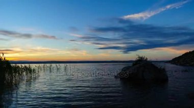 Timelapse ile Bukhtarma rezervuar üzerinde güzel bulutlu gökyüzü günbatımı